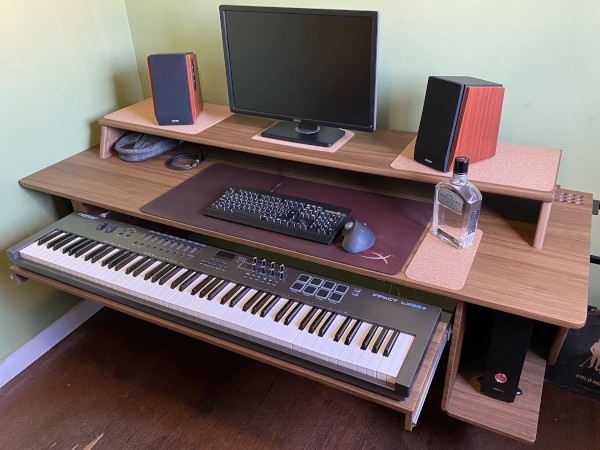 Floating desk table, with keyboard tray openned